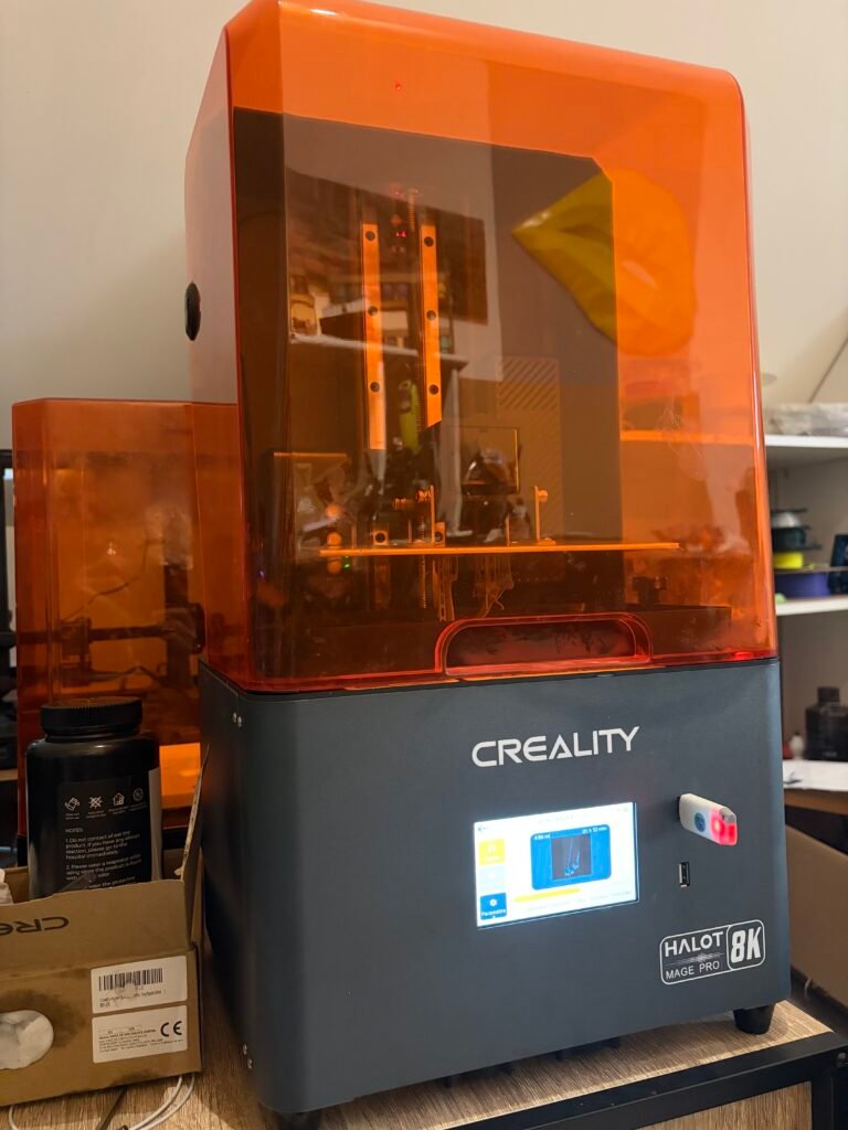 Imprimante 3D Creality Halo Mage Pro 8k en fonctionnement pour impression de figurines 3D personnalisées