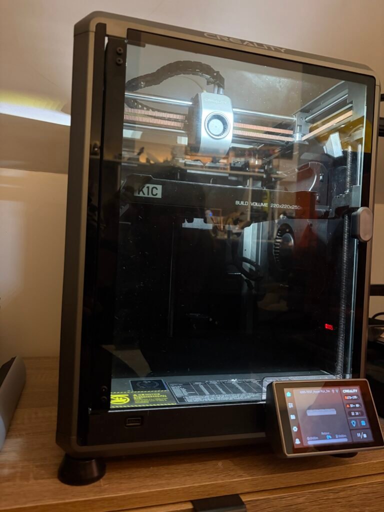 Imprimante 3D Creality K1C en fonctionnement pour impression de figurines 3D personnalisées