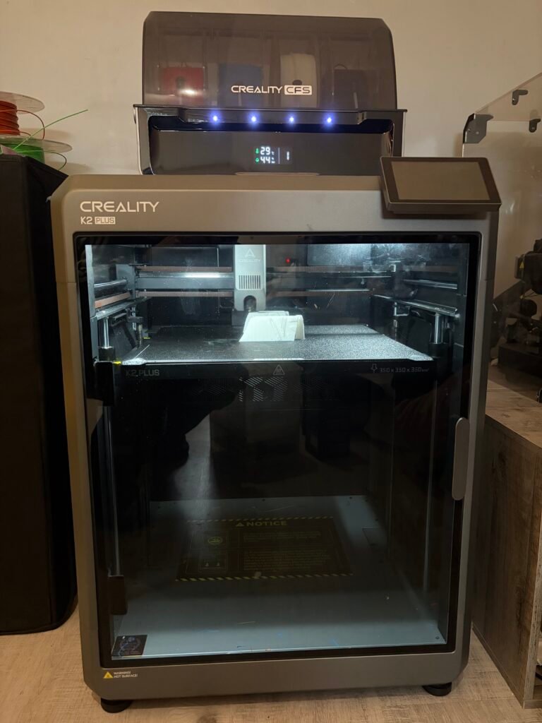 Imprimante 3D Creality K2 Plus en fonctionnement pour impression de figurines 3D personnalisées