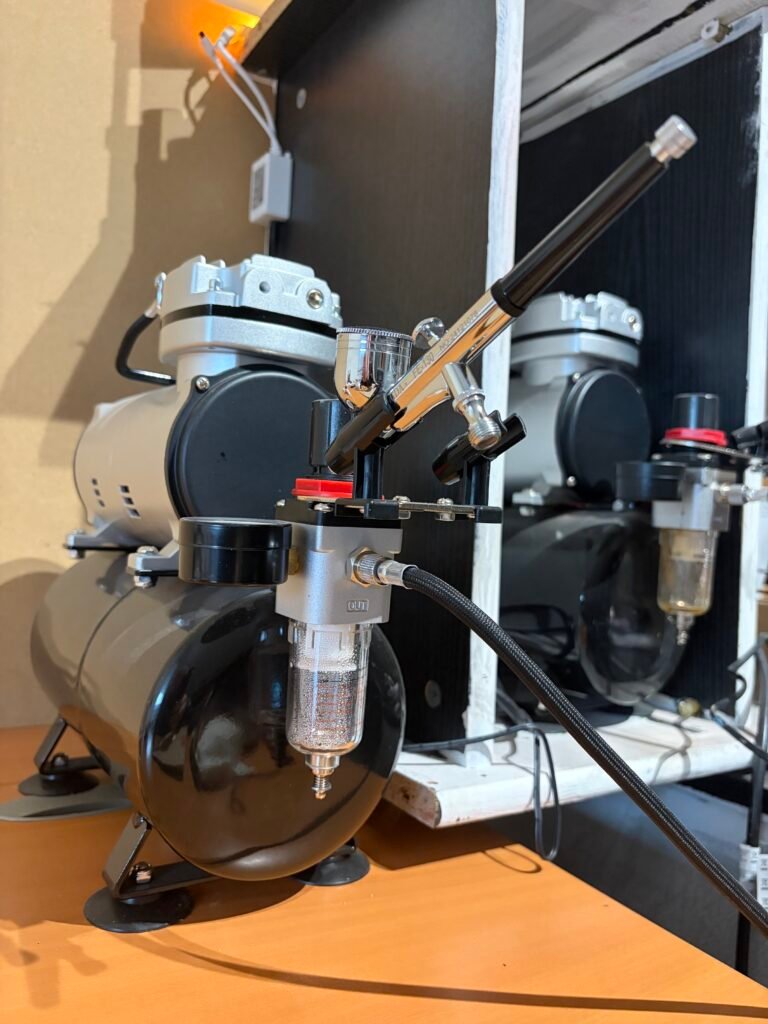 compresseur et aérographe pour peinture de figurines 3D personnalisées