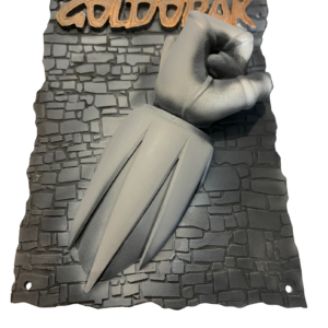 poing de héro robot anime imprimée en 3D et peinte à la main