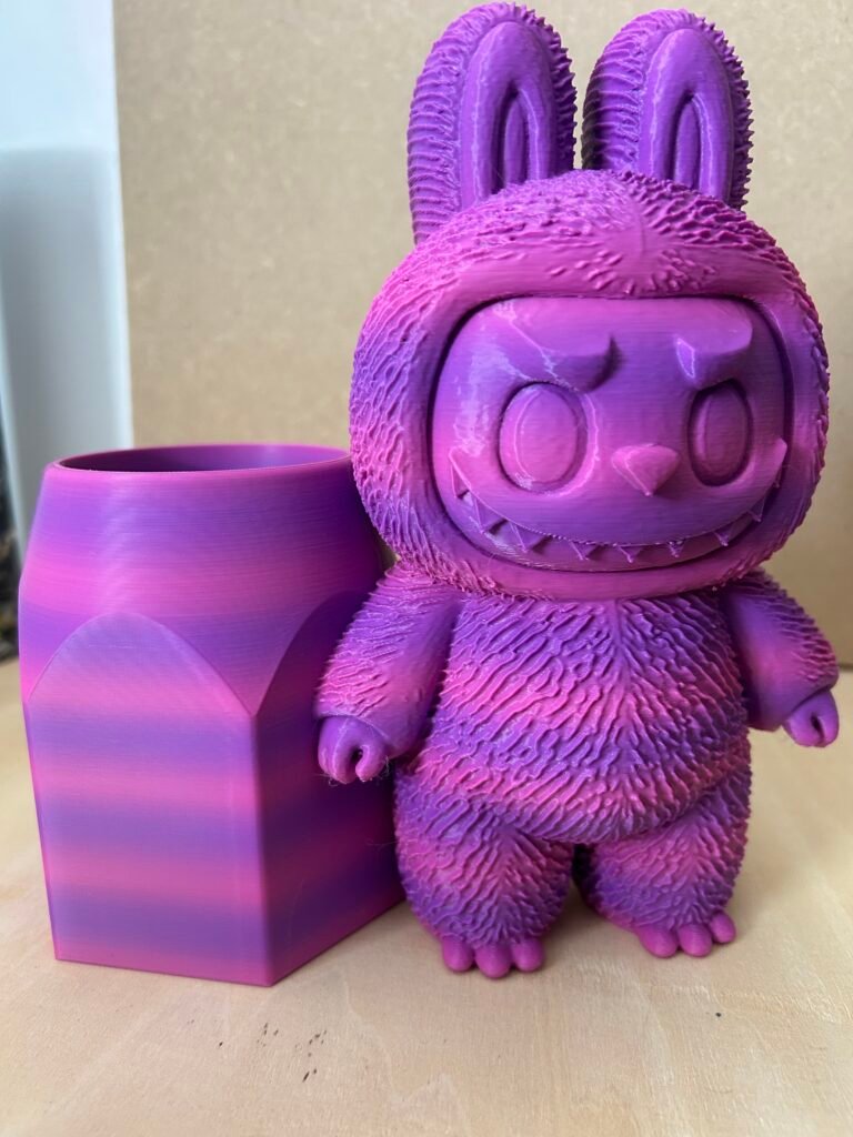 Pot à crayons en impression 3D personnalisé avec figurine monstre colorée