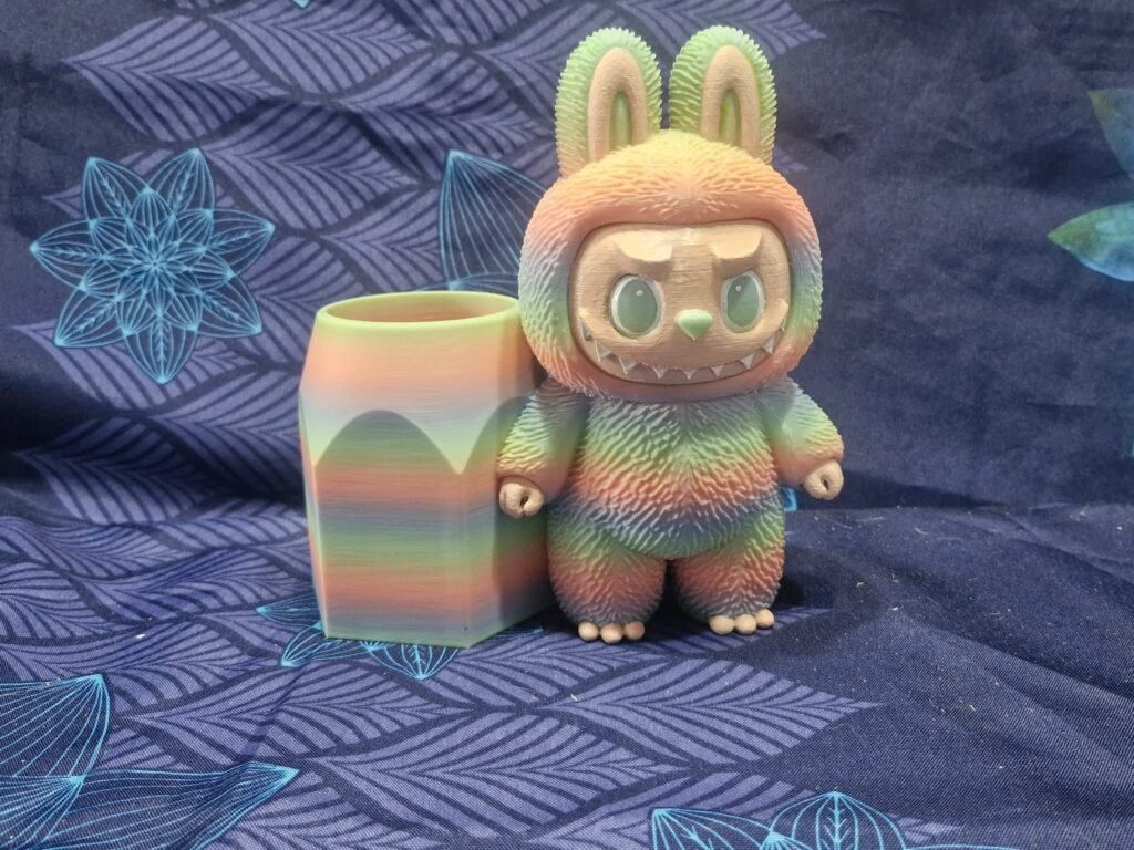 Pot à crayons en impression 3D personnalisé avec figurine monstre colorée