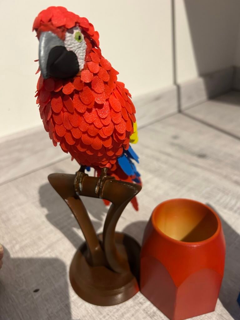 Pot à crayons en impression 3D personnalisé avec figurine perroquet colorée
