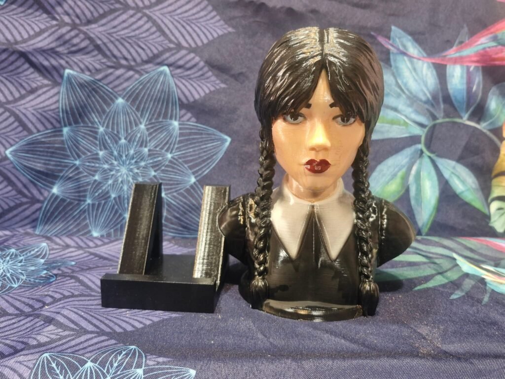 Support téléphone en impression 3D personnalisé avec figurine fille