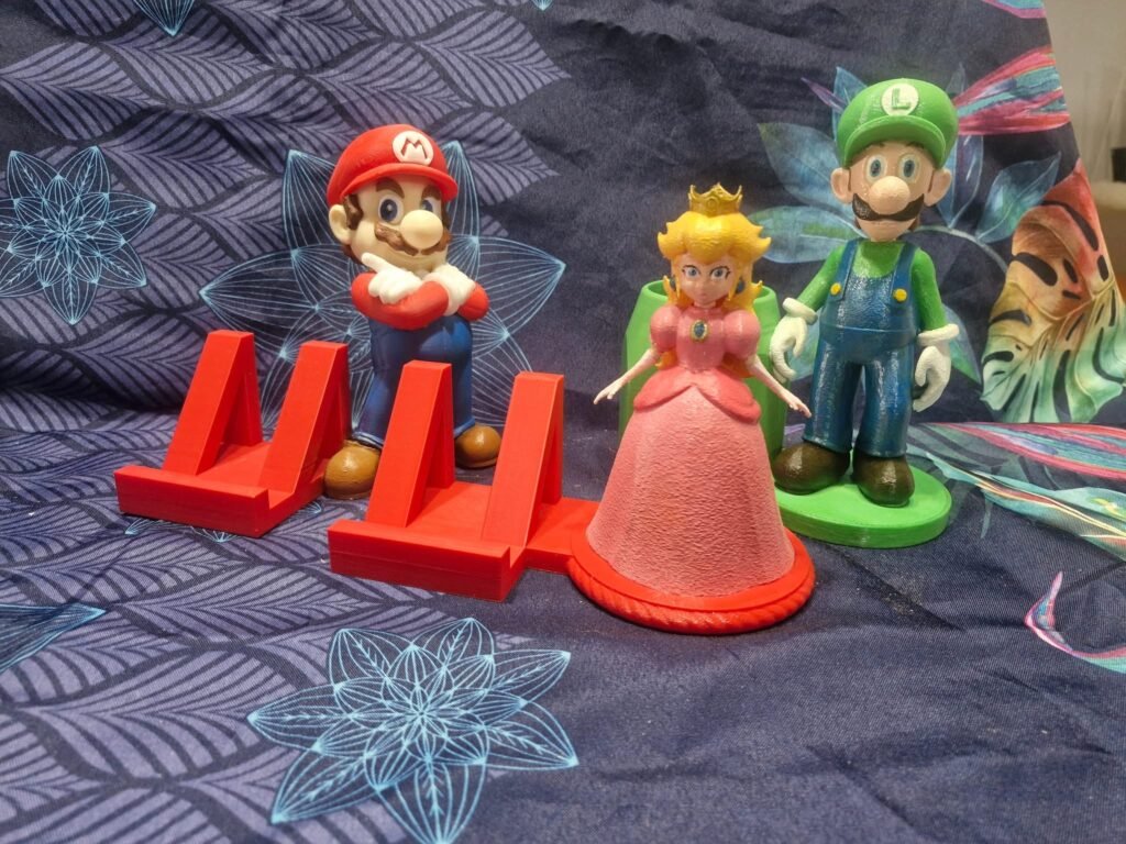 Support téléphone en impression 3D personnalisé avec figurine personnage anime