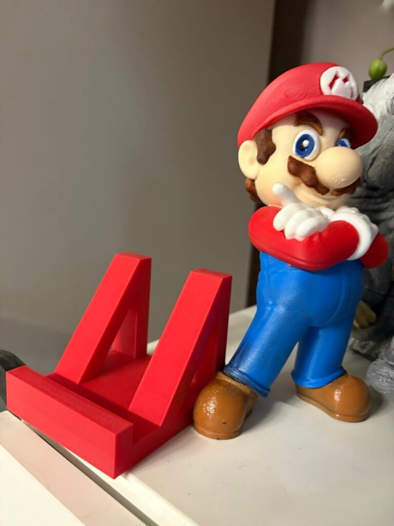 Support téléphone en impression 3D personnalisé avec figurine personnage anime